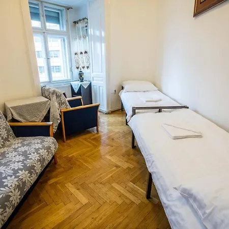 Keleti Center Big Flat Bedroom Private Use בית אירוח