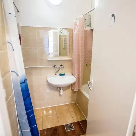 Keleti Center Big Flat Bedroom Private Use בית אירוח *